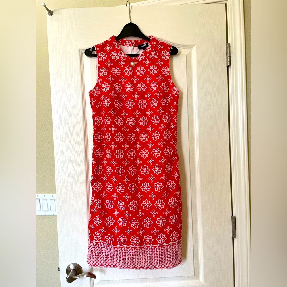 Red sleeveless dress with perforated flower detail -M